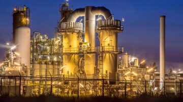 heavy-industrial-chemical-factory-at-night-PNU7XAK.jpg